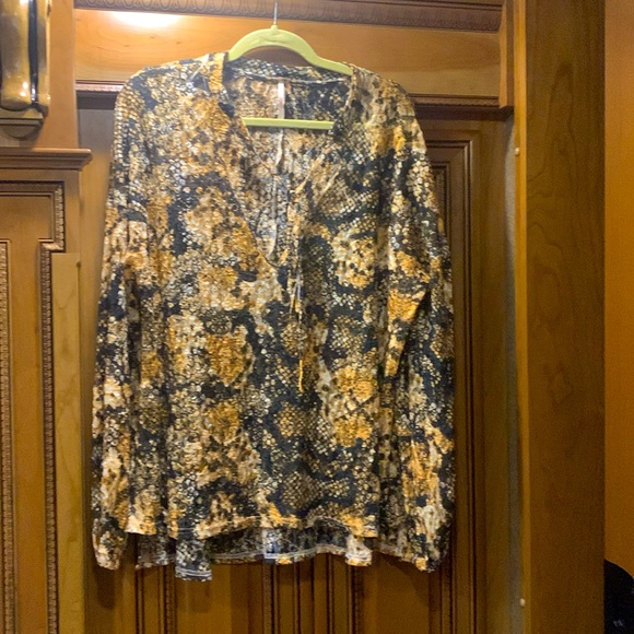 NWOT Free People Pullover Snakeskin Print with Collar Drawstring Blouse Size S - Picture 1 of 6